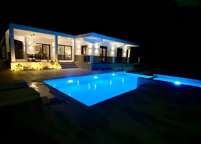 Luxury Anemone With Private Pool