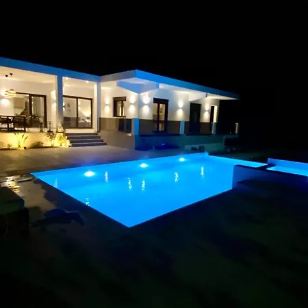 Luxury Anemone With Private Pool